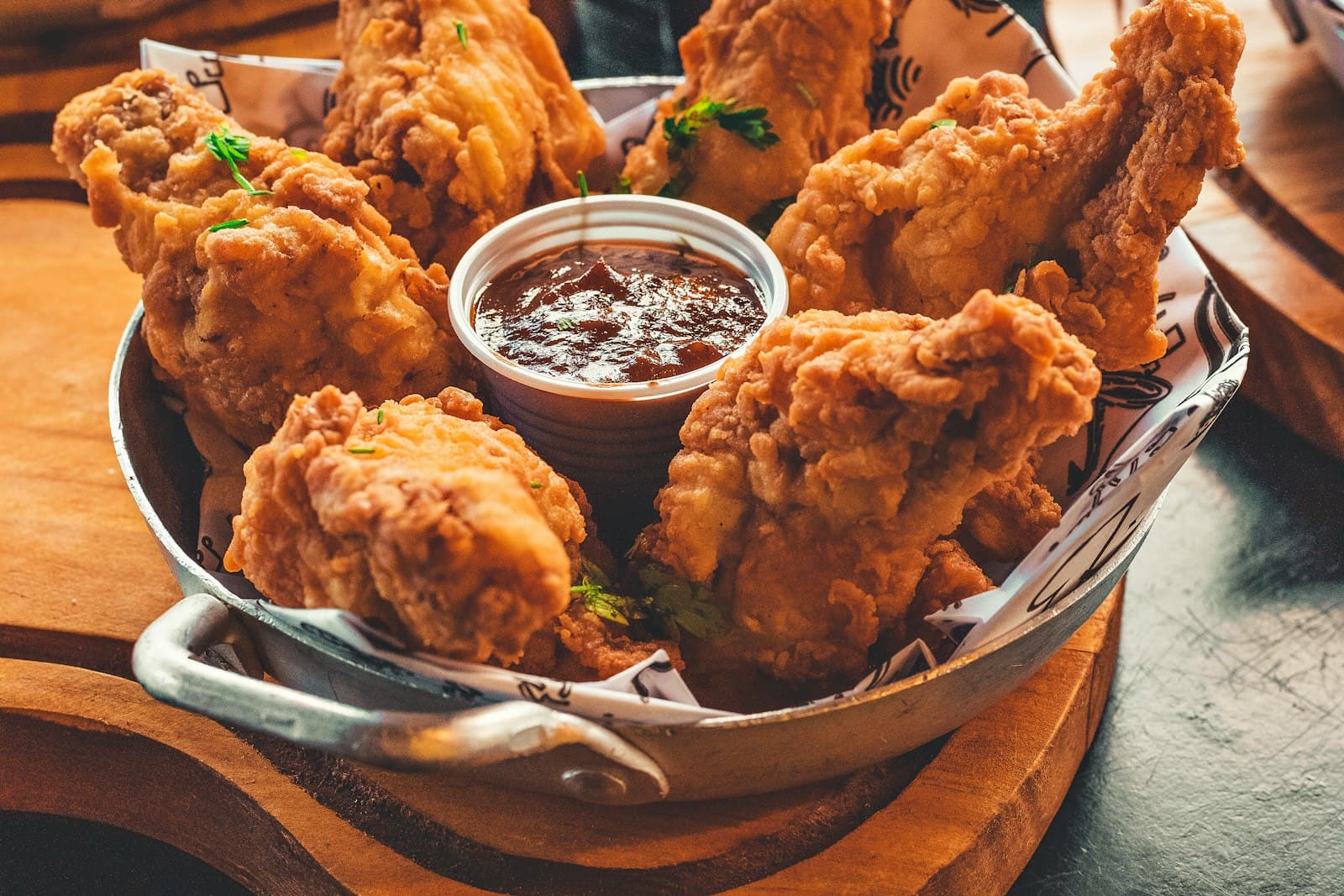 Crispy chicken bites with dip