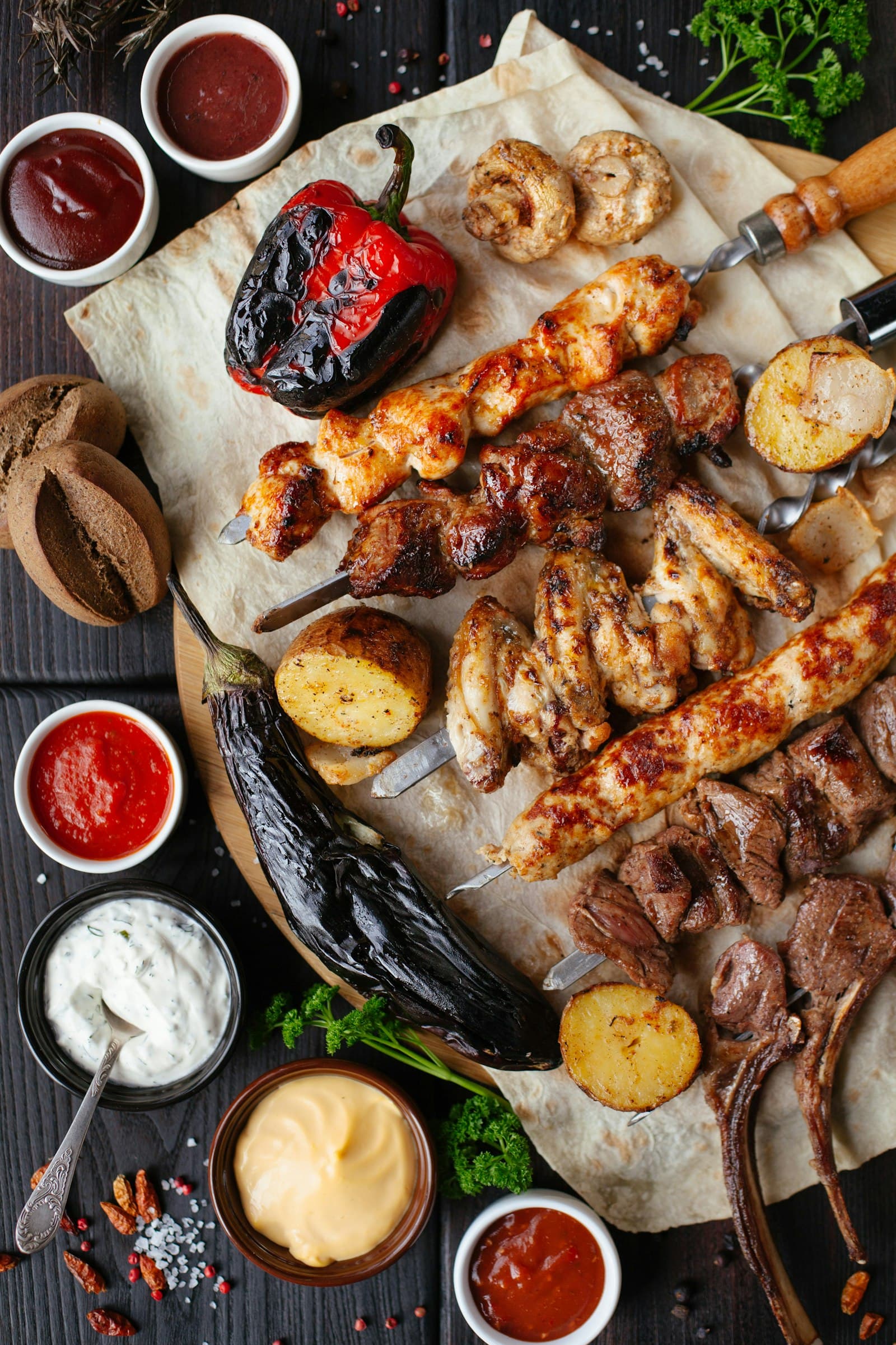 Grillattuja vartaita tummalla alustalla